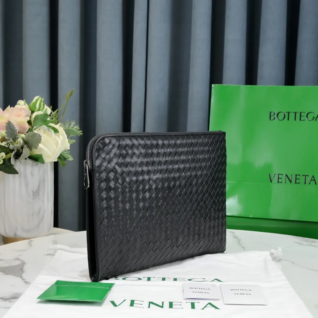B's latest launch of a newly produced calf leather classic clutch bag with imported twill silk lining. 👄👄Simple design, durable, easy to carry, suitable for 11-inch tablets, handheld or put in a briefcase. Size 32*22*1【8825#】